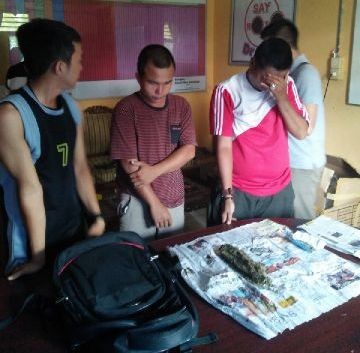 Ketiga tersangka dan barang bukti yang diamankan di Polres Merangin, Sabtu (5/12) siang